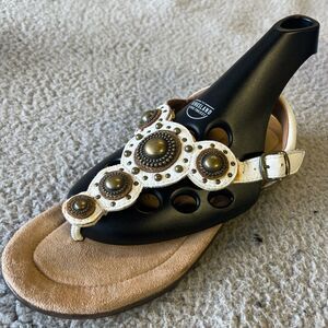 Clarks Artisan Sandals Womens 6M White Leather Sling Back Brass Accents Summer